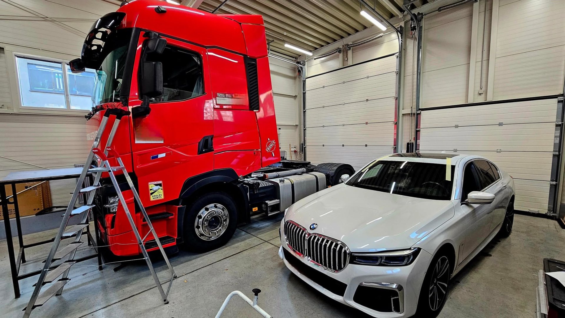 Výměna čelního skla nákladního vozu a BMW