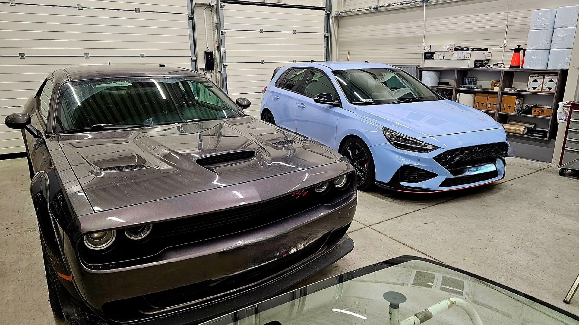 Tónování Dodge Challenger a Hyundai i30 N
